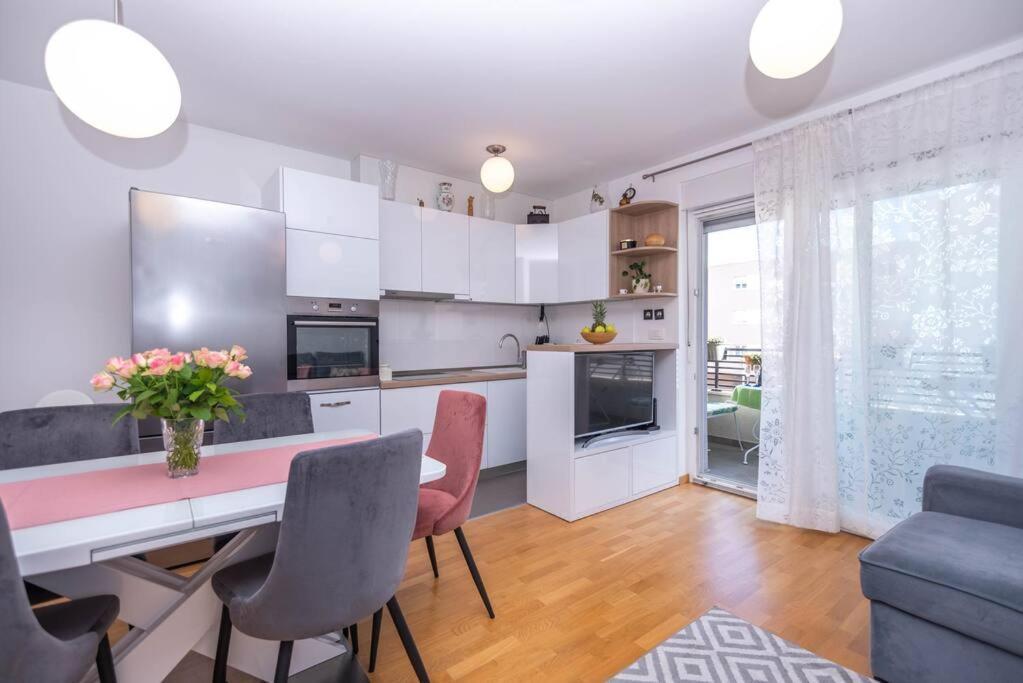Feel Like Home Подстрана Екстер'єр фото