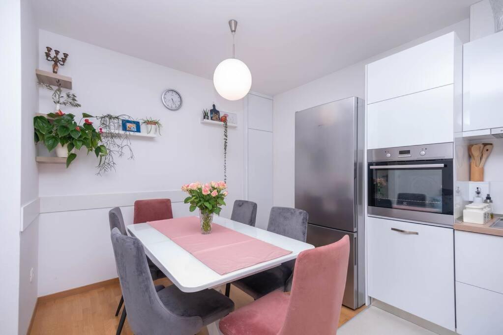 Feel Like Home Подстрана Екстер'єр фото